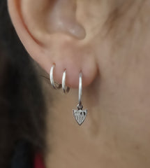 Argollas plata lisa con escudo